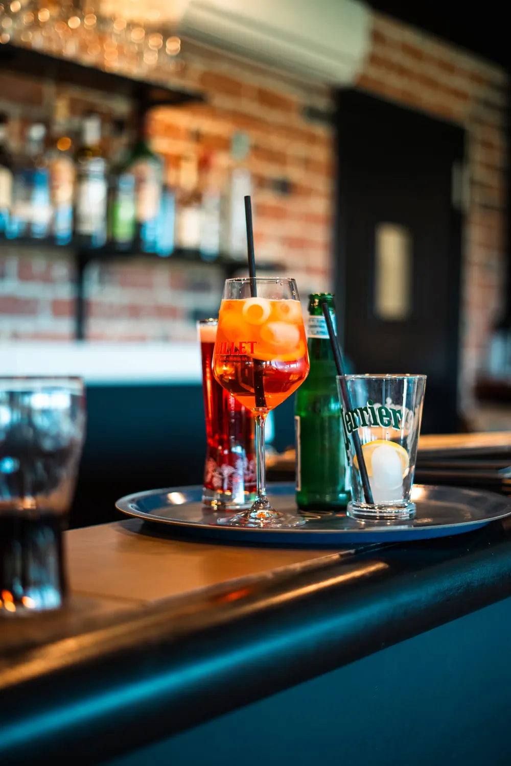 Cocktails dressés sur un plateau, au comptoir du bar
