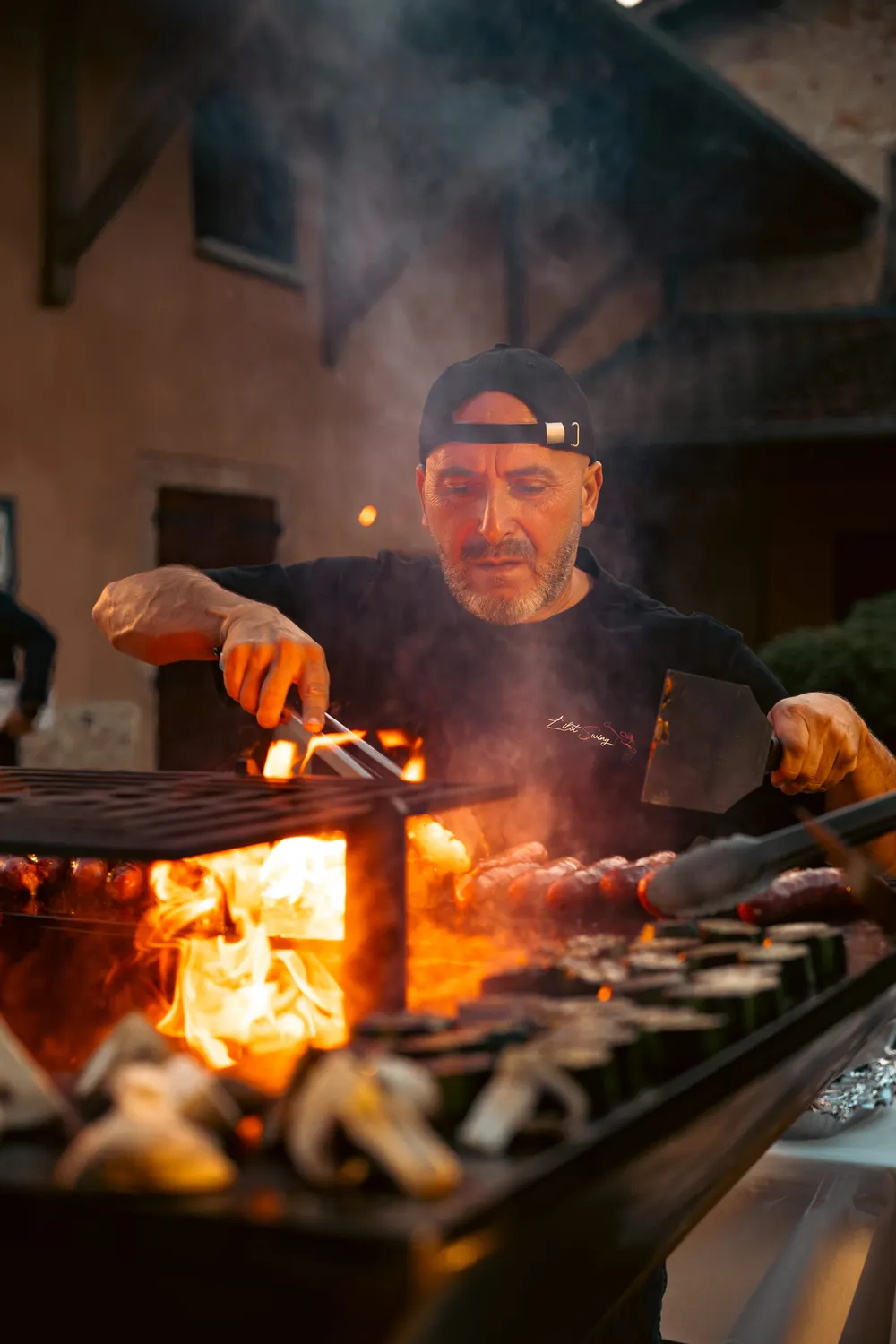 Le braséro allumé lors d’une soirée, flammes et fumée