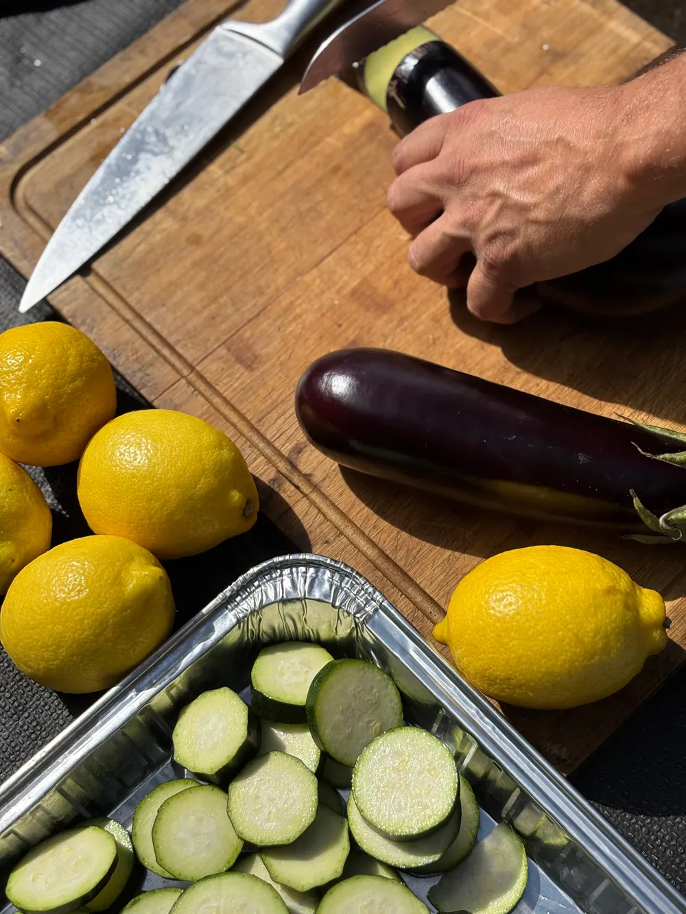 Découpe des légumes en préparation du service traiteur