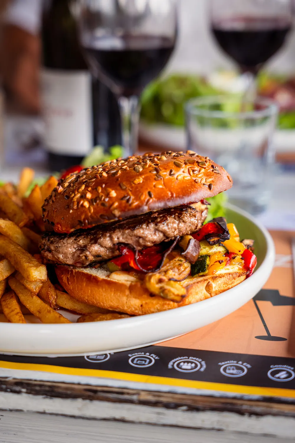 Burger et frites maison servis en terrasse