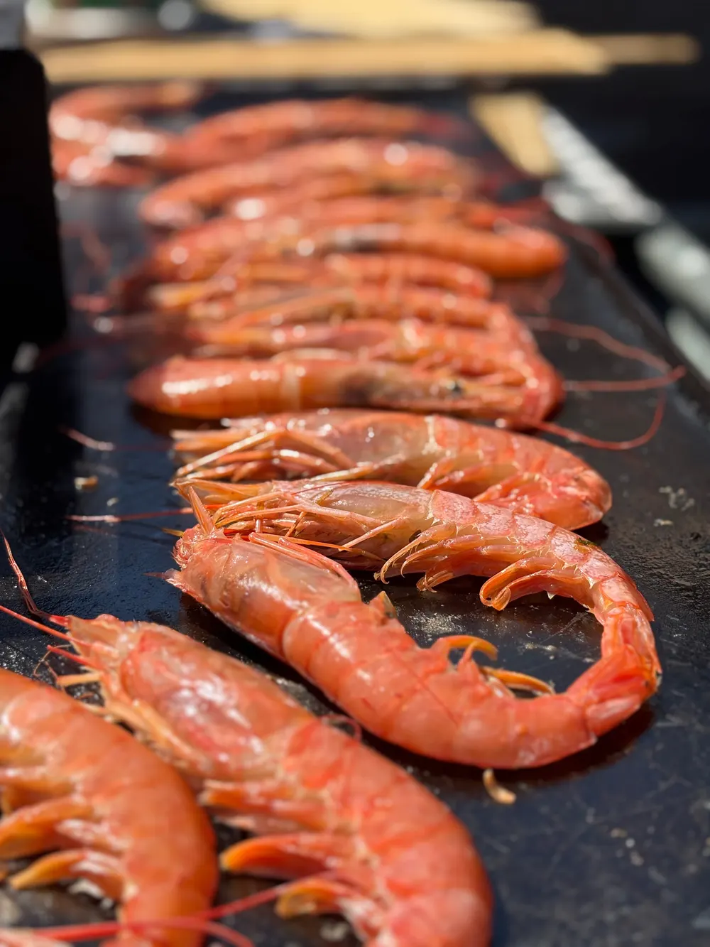 Gambas alignées et saisies sur la plancha
