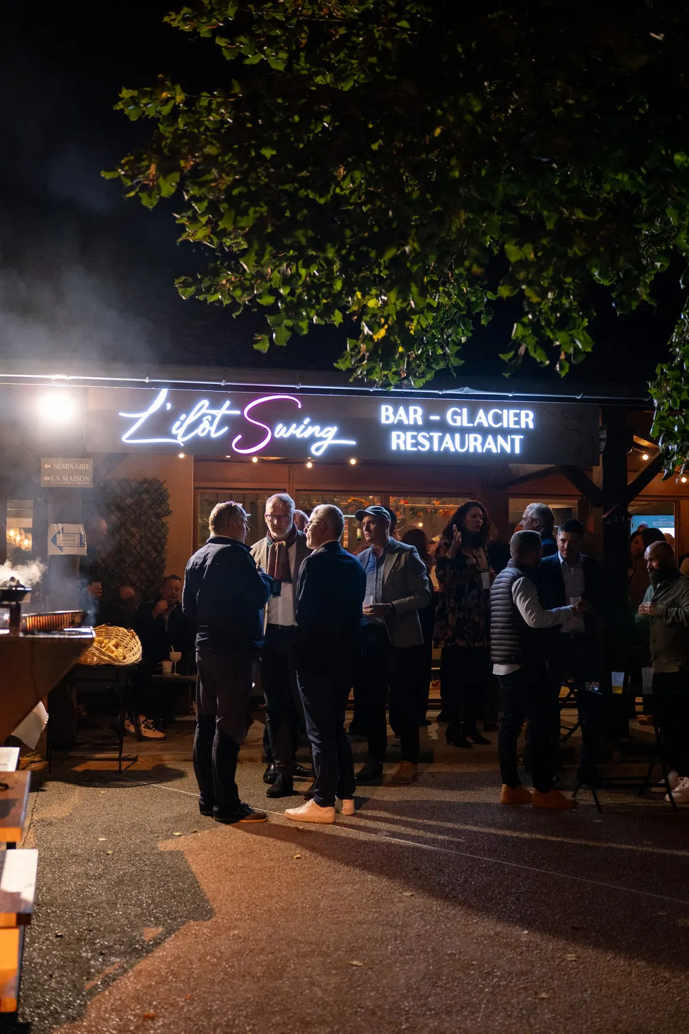 La façade éclairée du restaurant lors d’une soirée privée