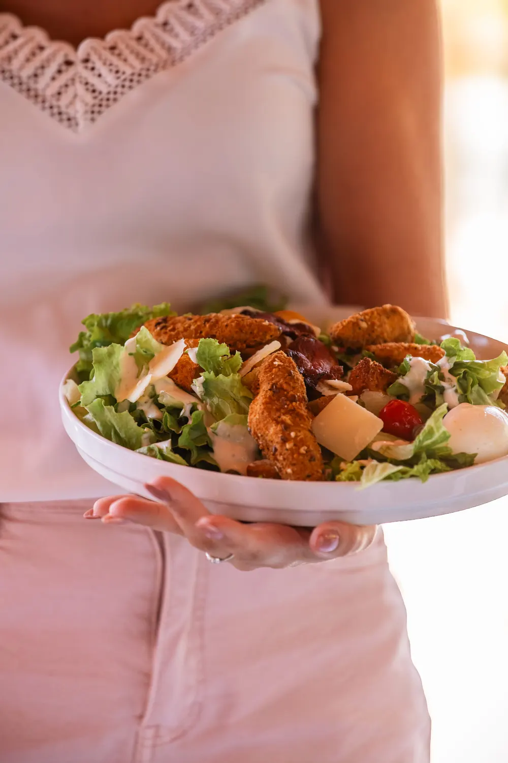 Salade César au poulet pané et copeaux de parmesan