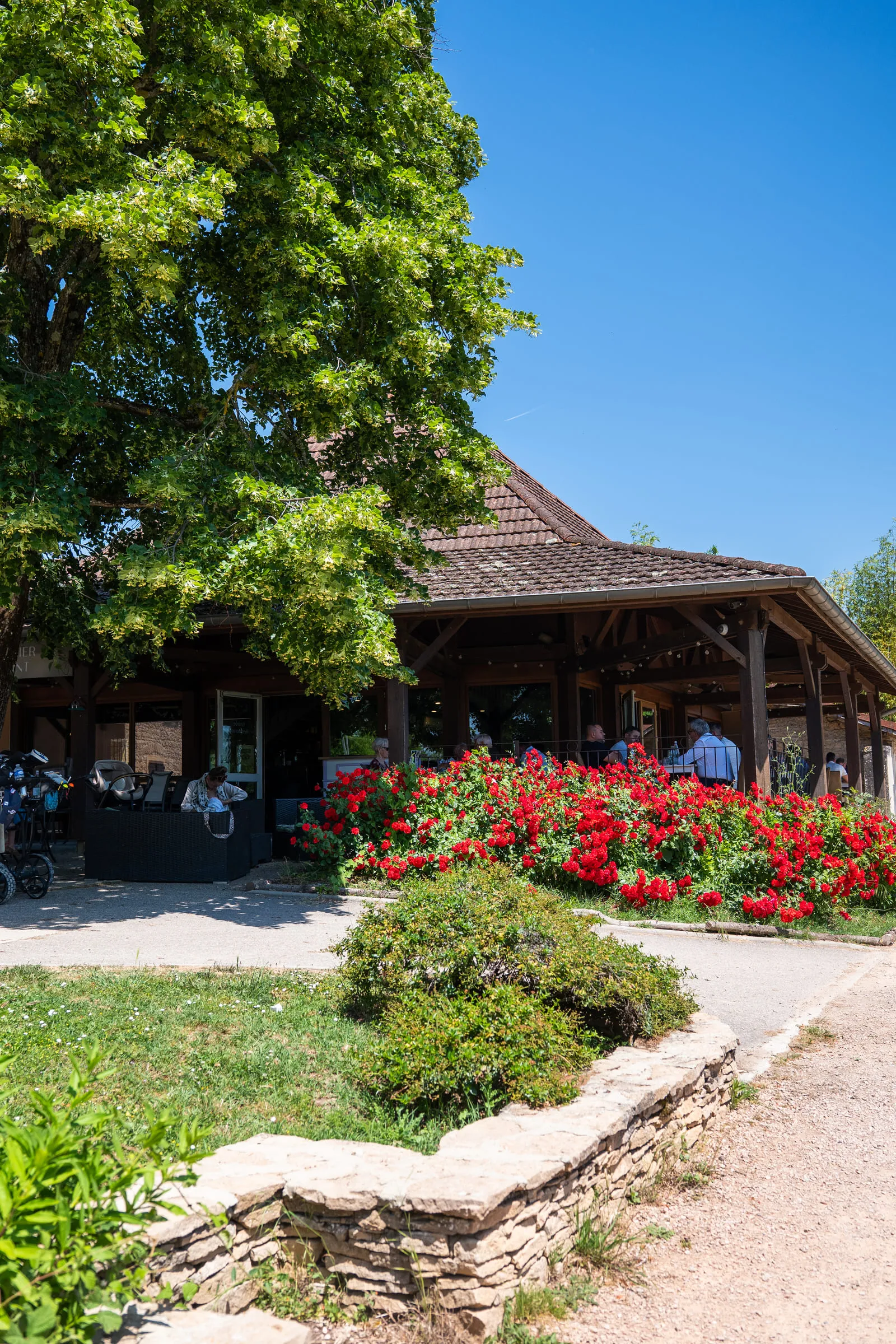 L’allée fleurie qui mène à la terrasse du restaurant