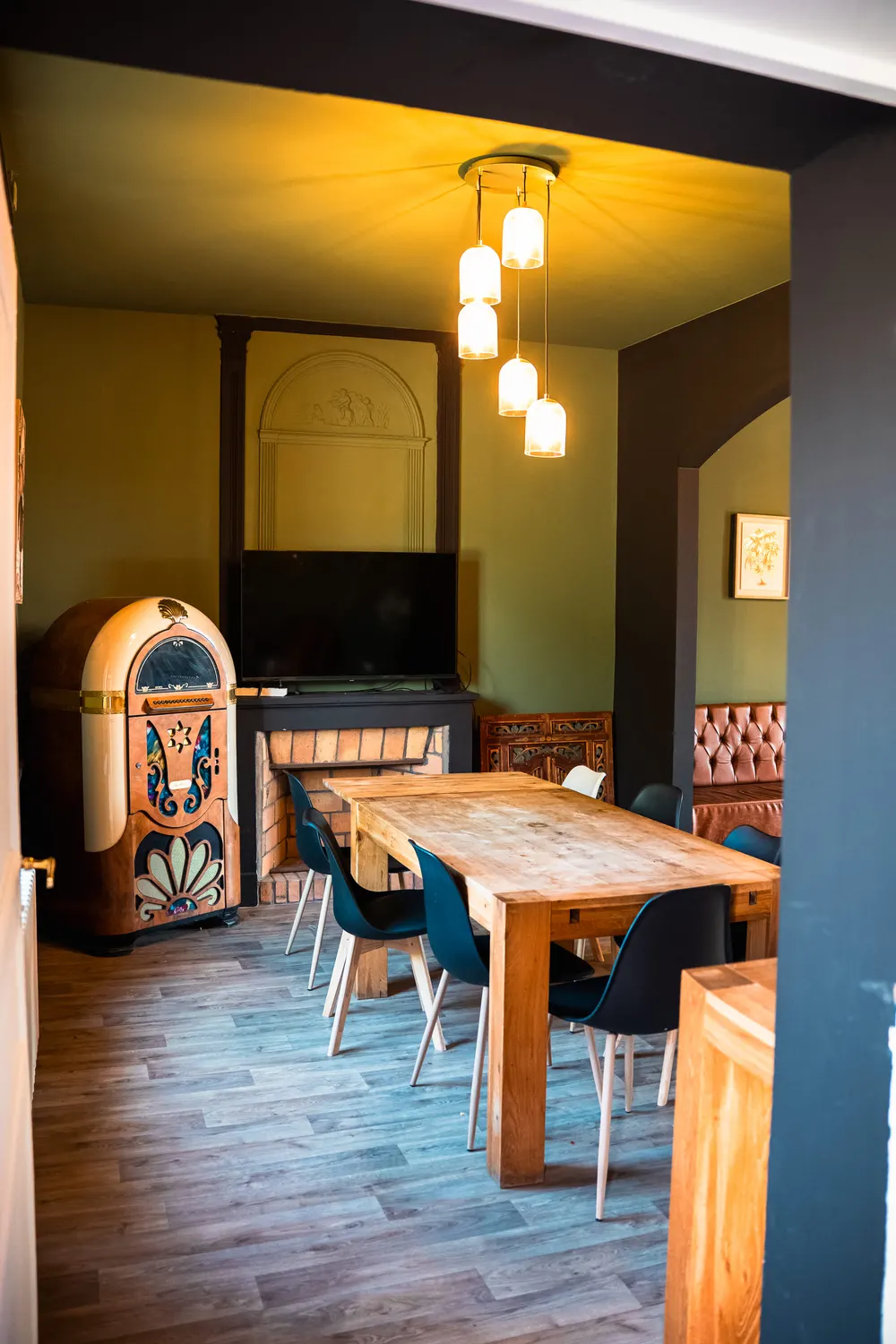 La salle de la maison avec son jukebox et sa longue table en bois
