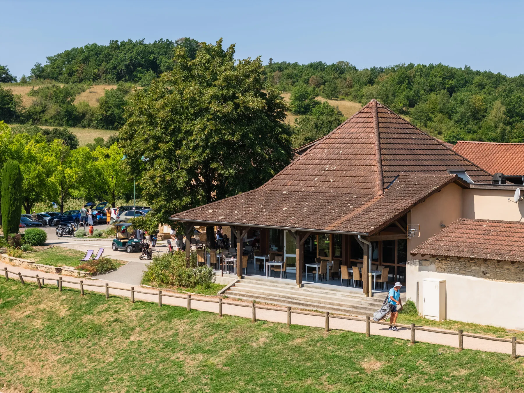 Vue aérienne du restaurant et de sa terrasse couverte au bord du parcours de golf