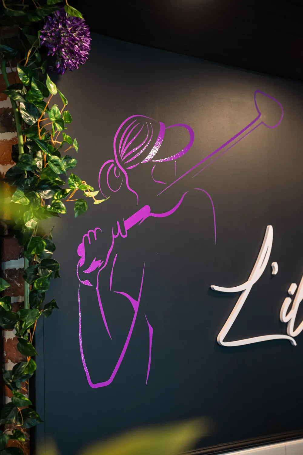L’enseigne au néon L’Îlot Swing sur le mur de la salle