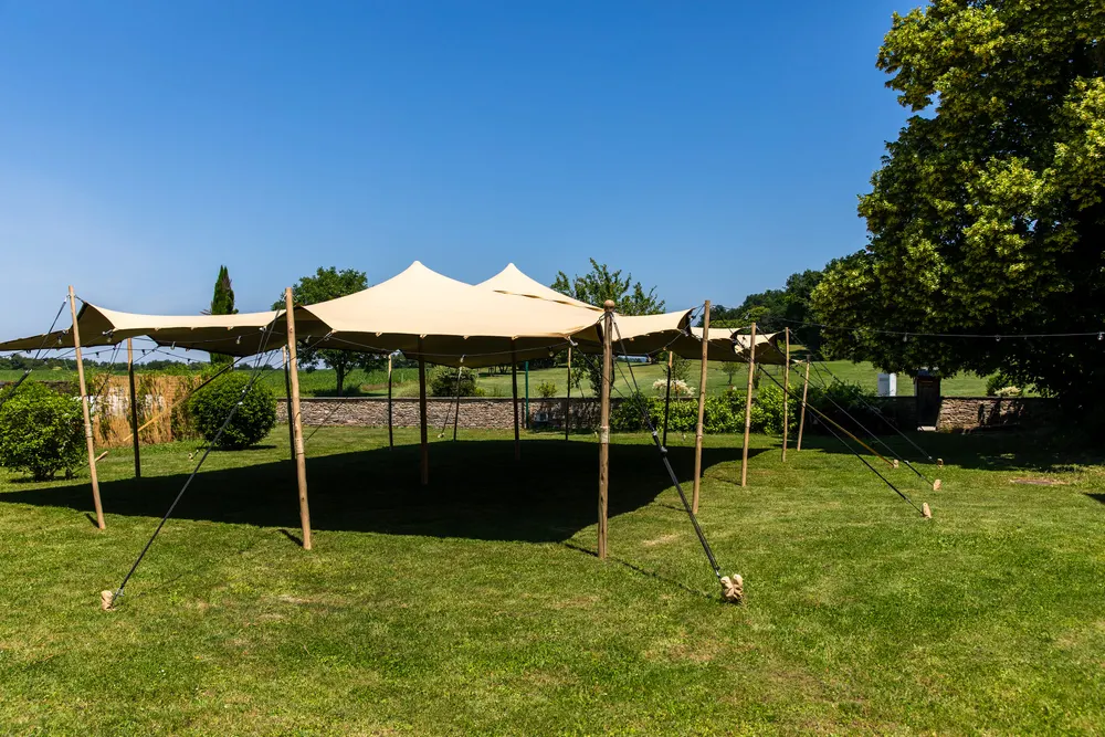 Chapiteaux dressés dans le jardin pour un événement